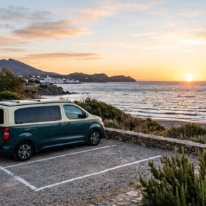 Furgoneta eléctrica preparada para una ruta camper junto a la playa